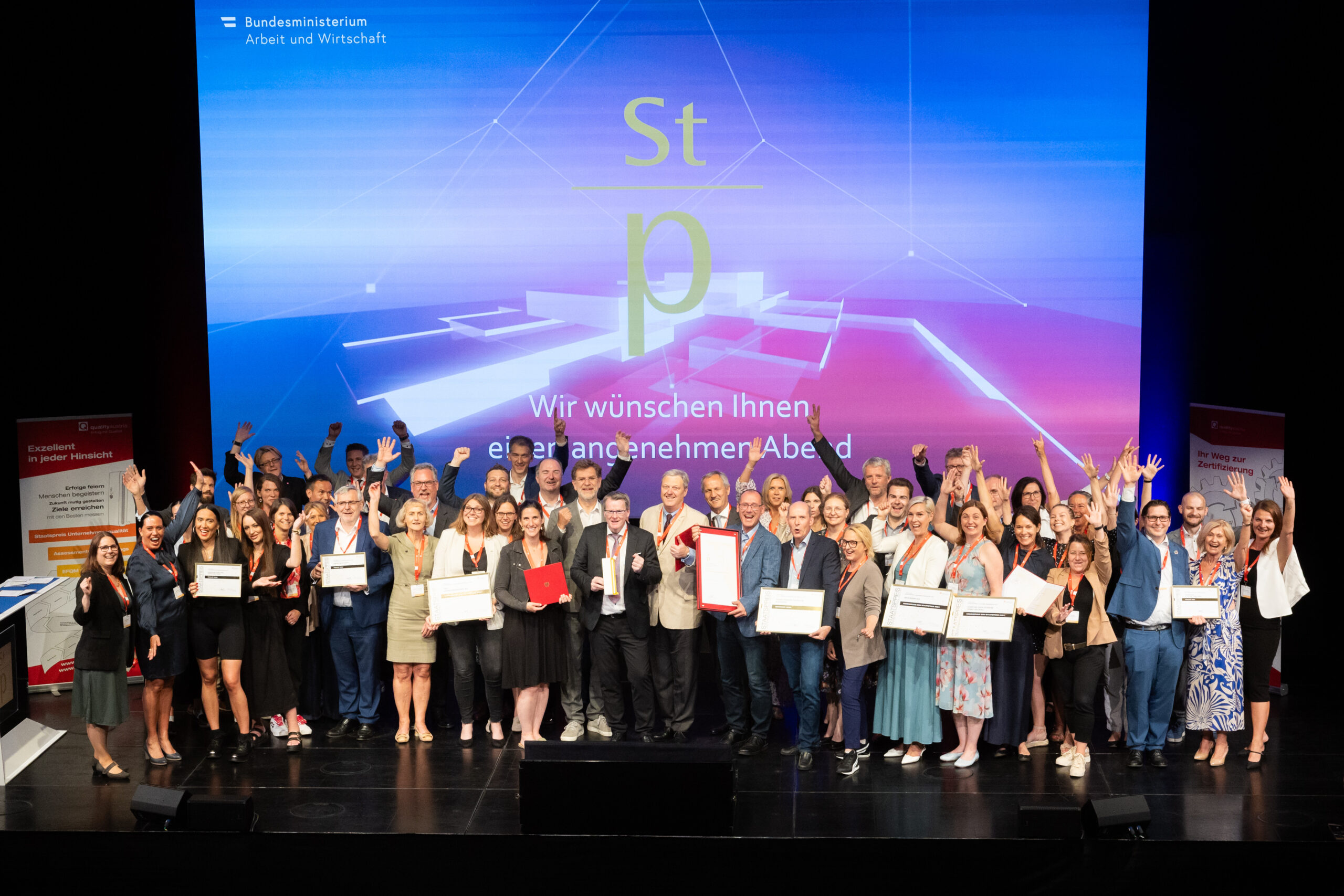 Gruppenfoto Staatspreis 2024 auf der Bühne jubelnd